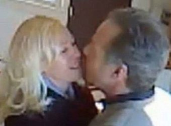 estate_agents_kissing-369294
