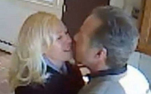 estate_agents_kissing-369294