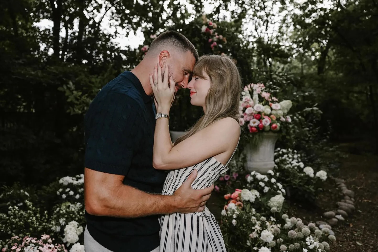 taylor-and-travis-engaged